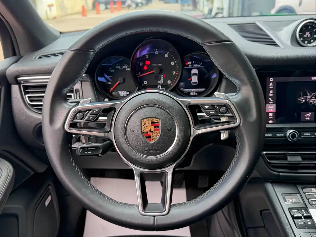 Porsche Macan 2018 — фото 13