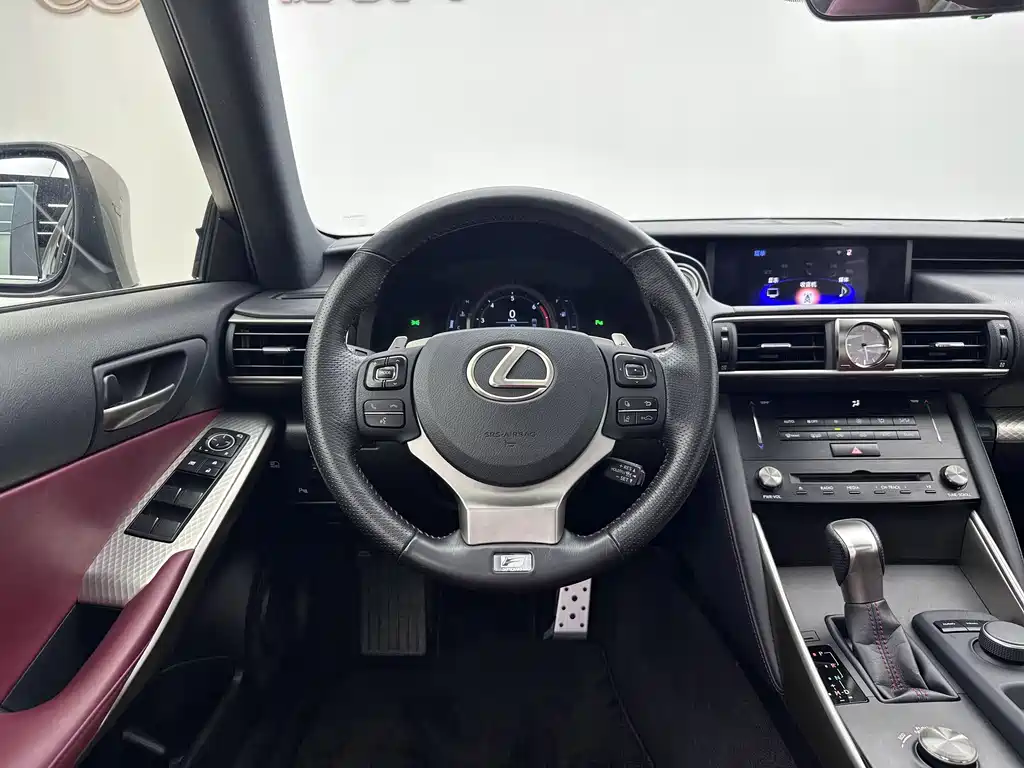 Lexus IS 2018 — фото 7
