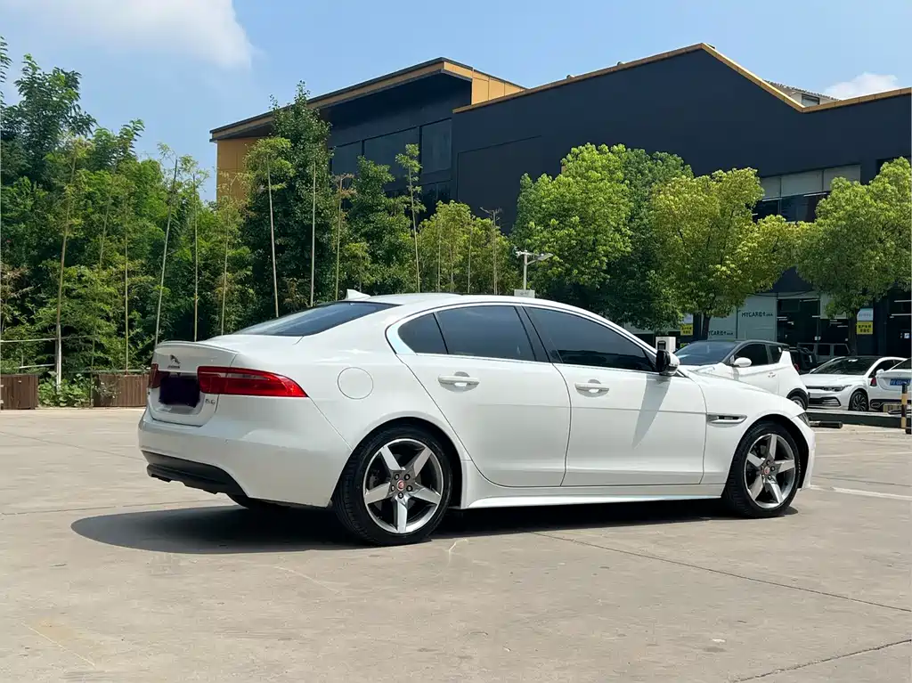 Jaguar XE 2016 — фото 14
