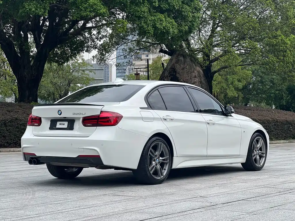 BMW 3 Series 2018 — фото 26