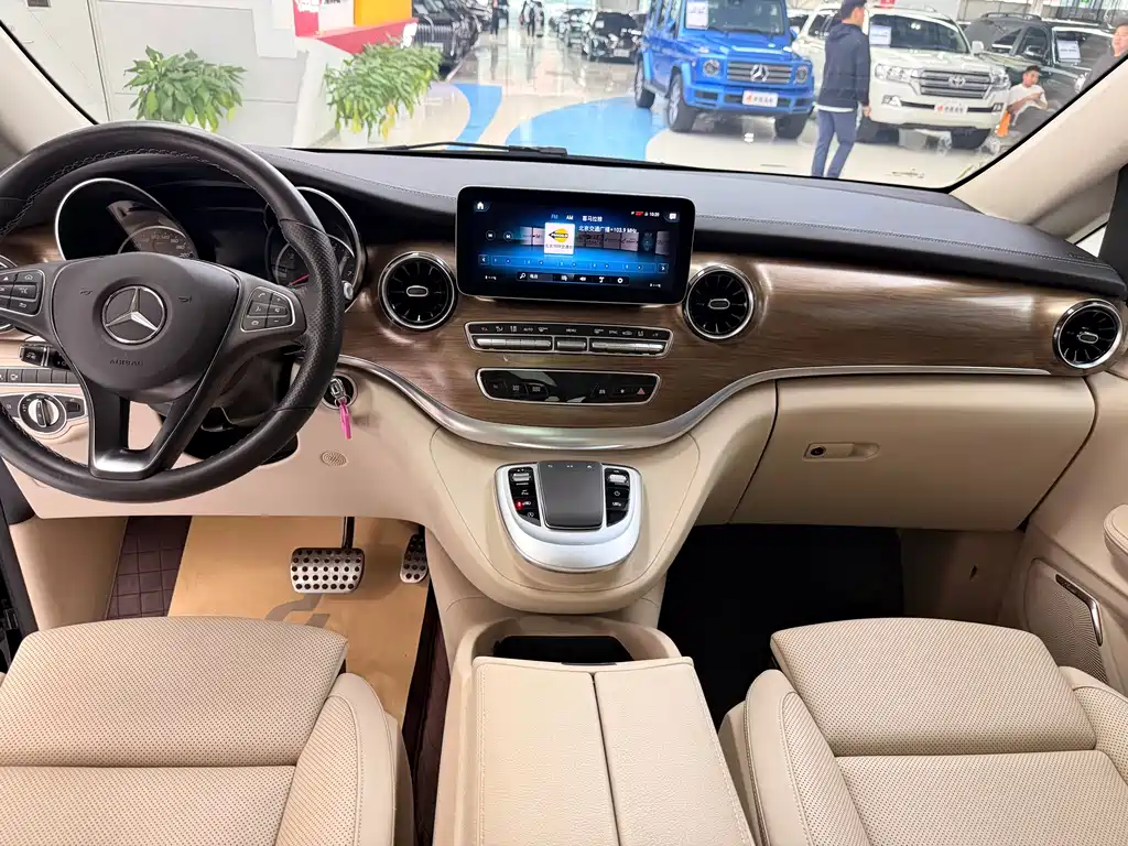 Mercedes-Benz V-Class 2024 — фото 15