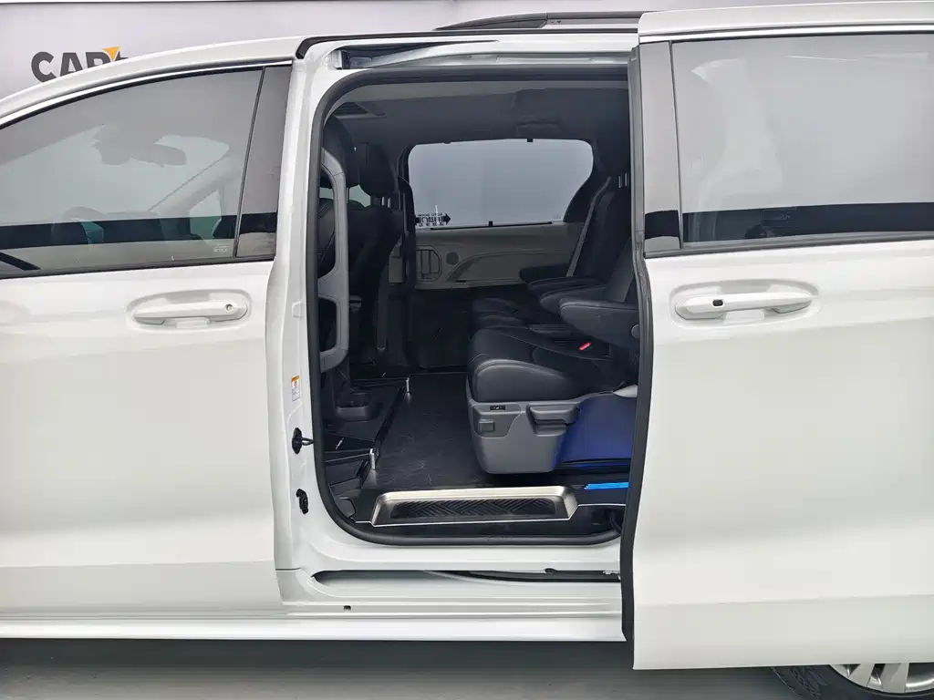 Toyota Sienna 2024 — фото 16