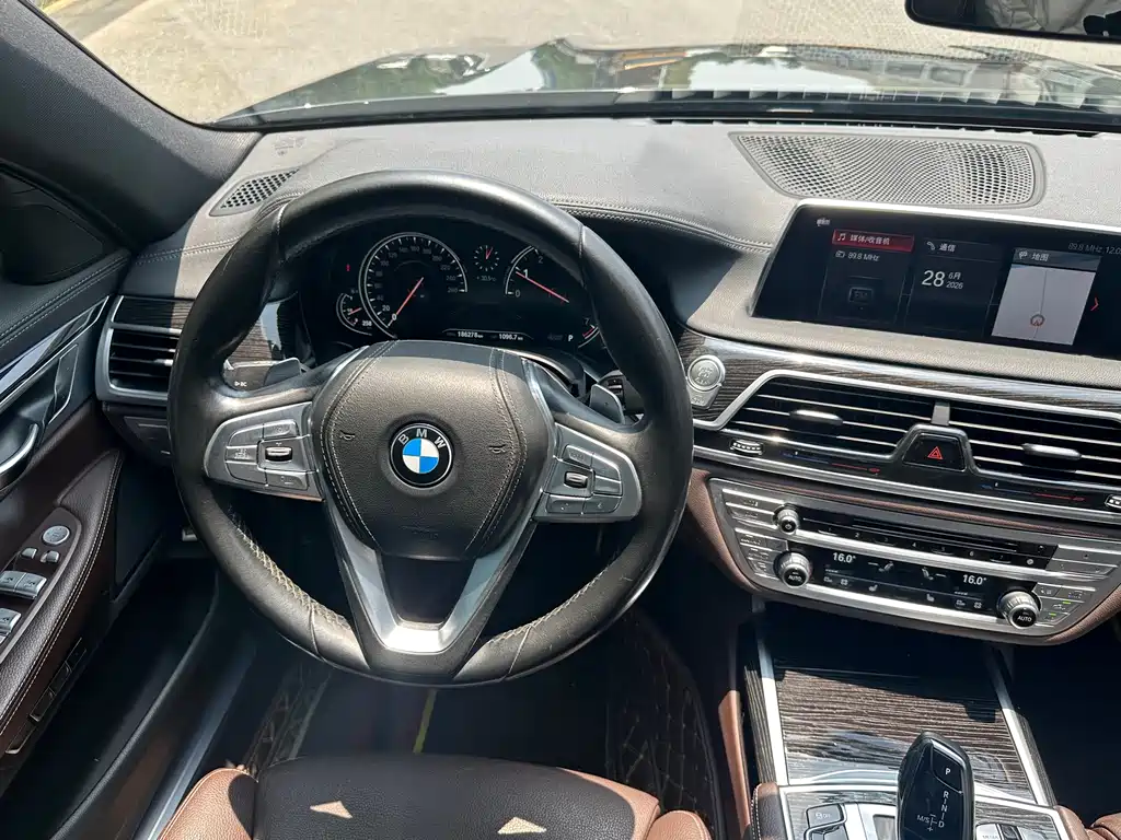 BMW 7 Series 2018 — фото 14