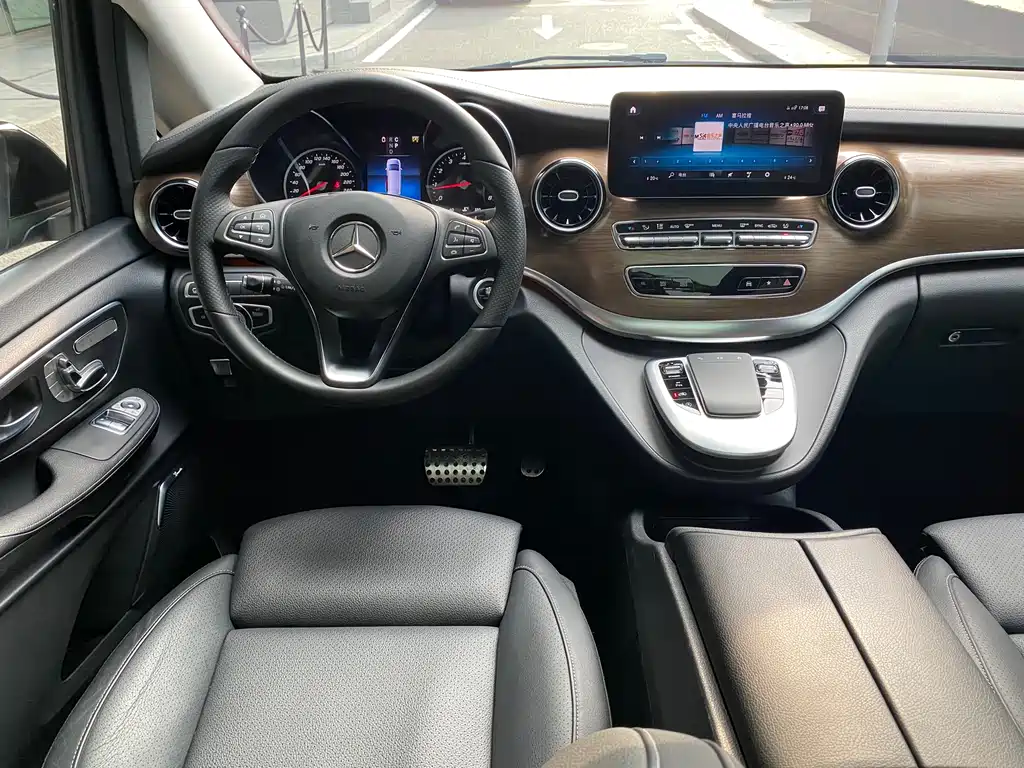 Mercedes-Benz V-Class 2023 — фото 17