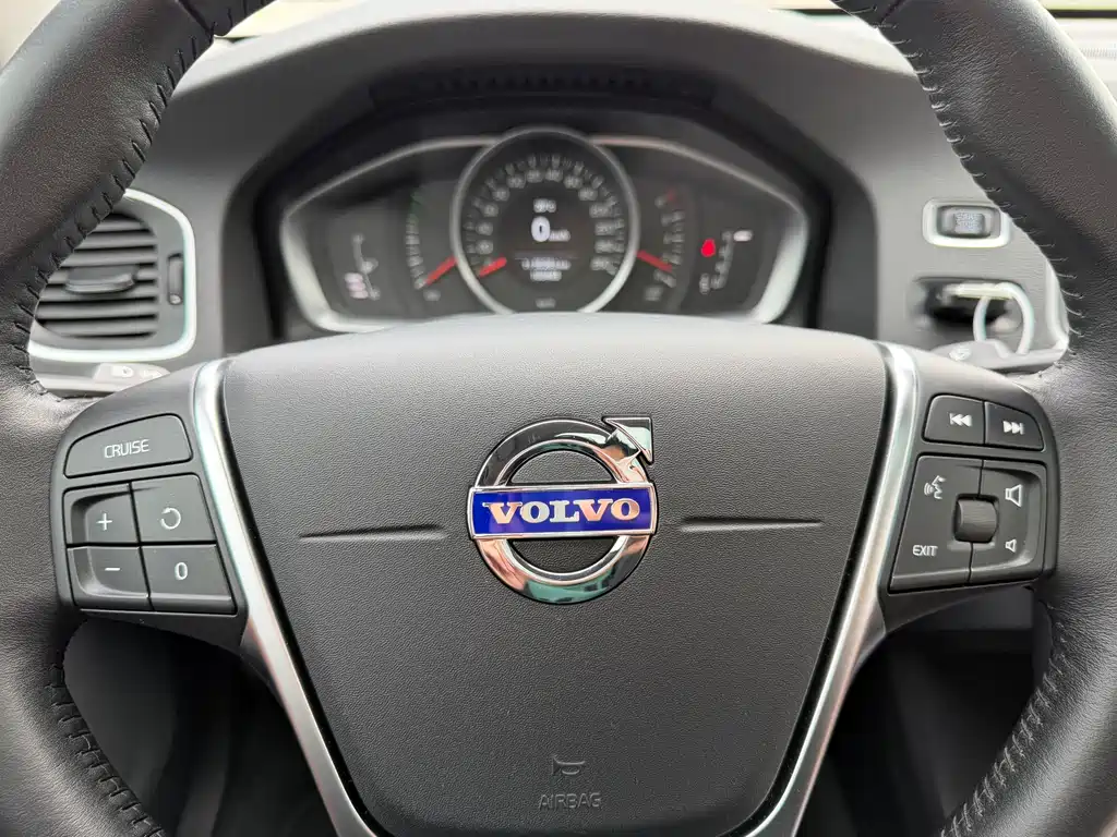 Volvo S60 2017 — фото 11