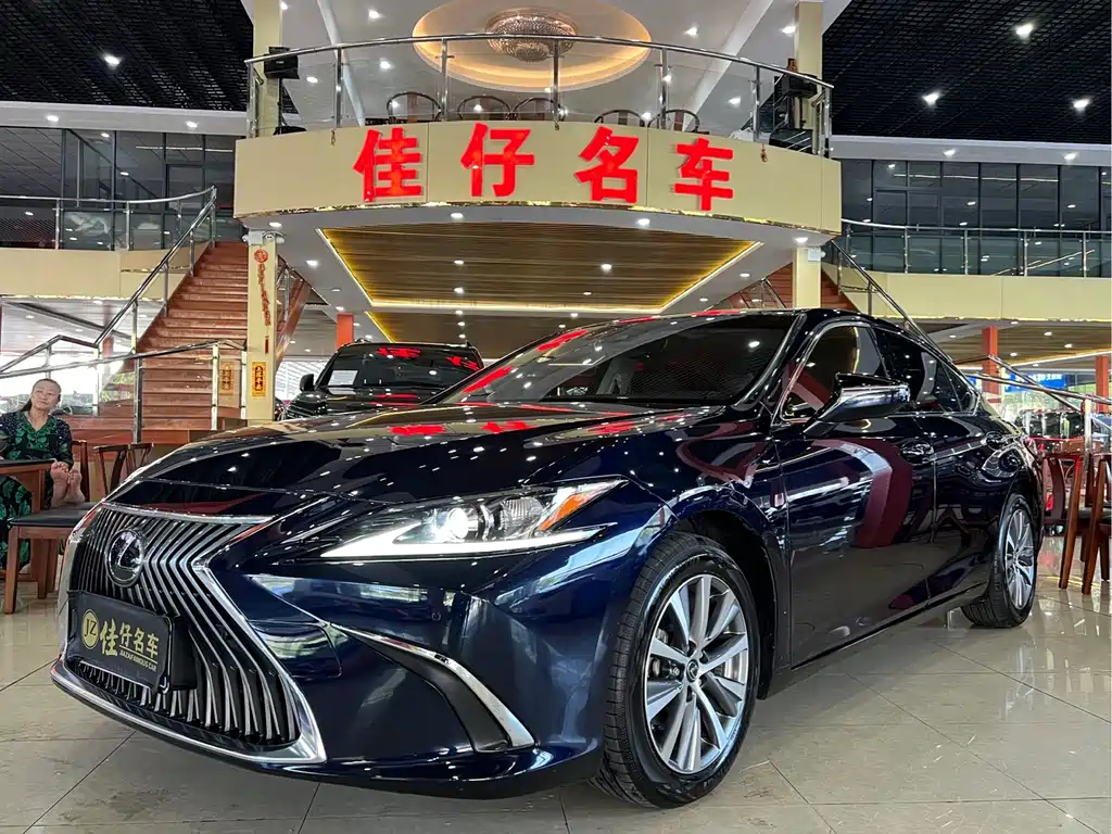 Lexus ES 2020 — фото 1