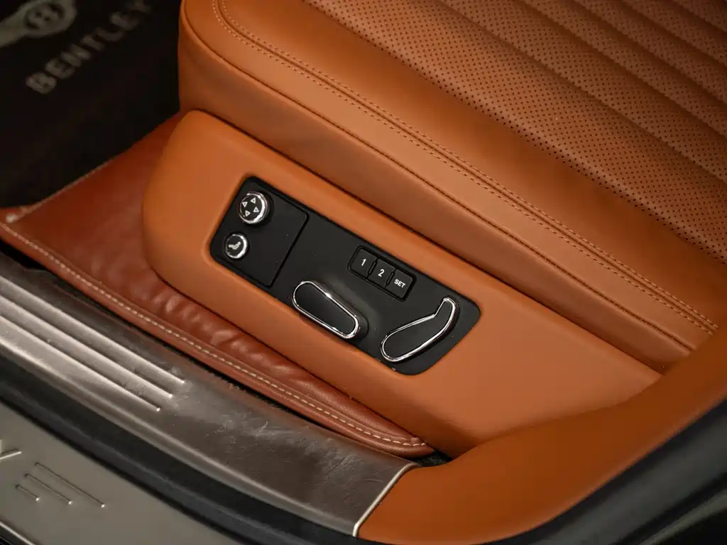 Bentley Flying Spur 2018 — фото 21