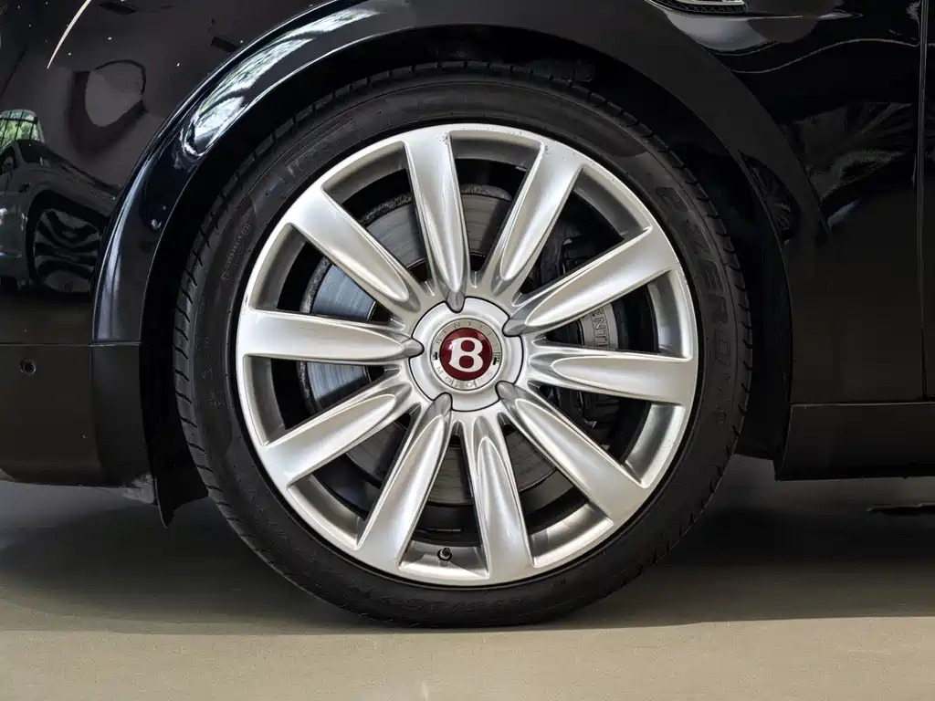Bentley Flying Spur 2018 — фото 11