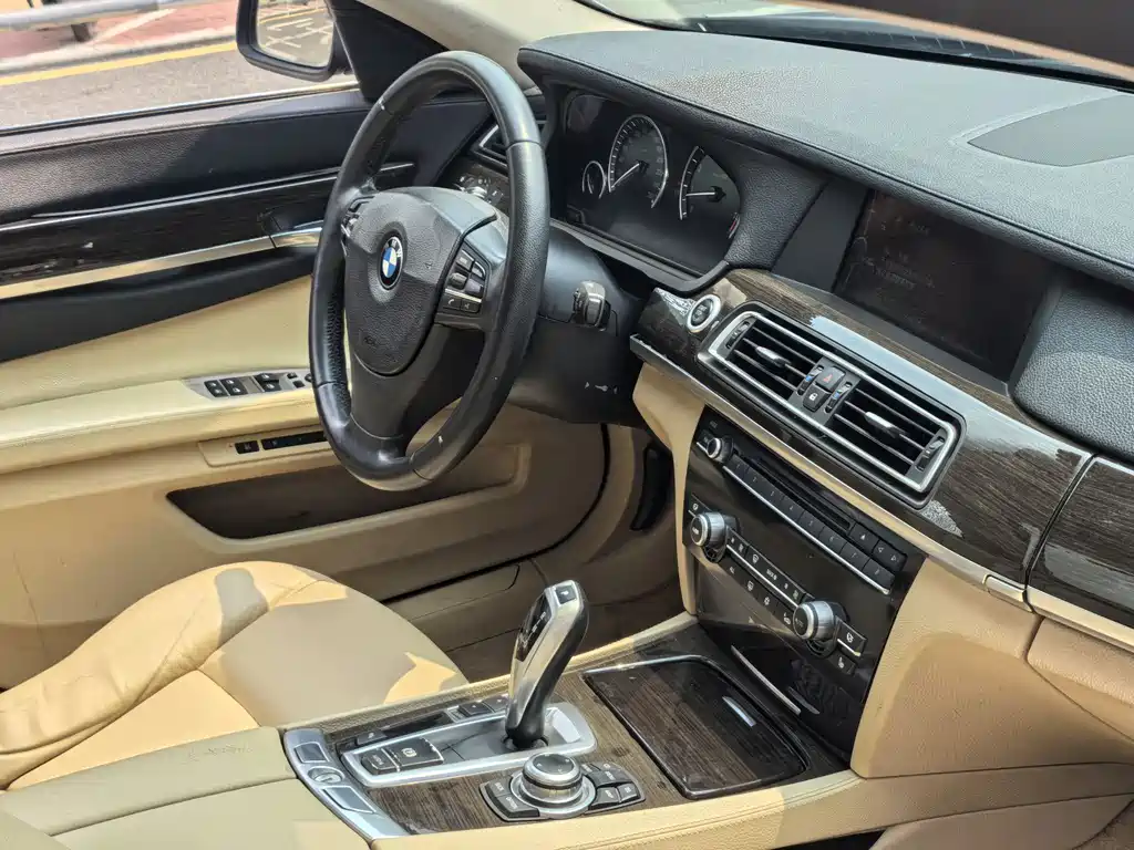 BMW 7 Series 2010 — фото 4