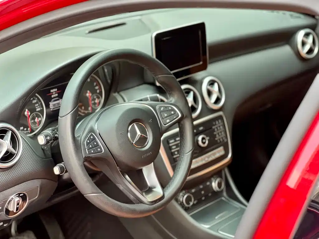 Mercedes-Benz A-Class 2018 — фото 12