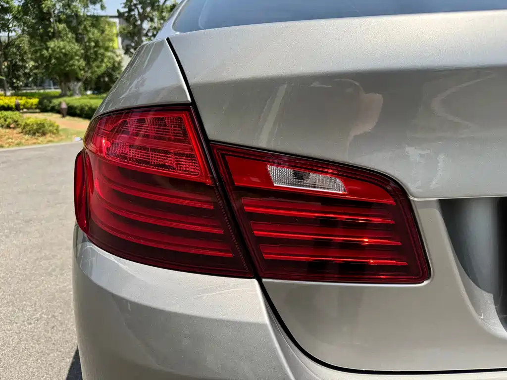 BMW 5 Series 2017 — фото 32