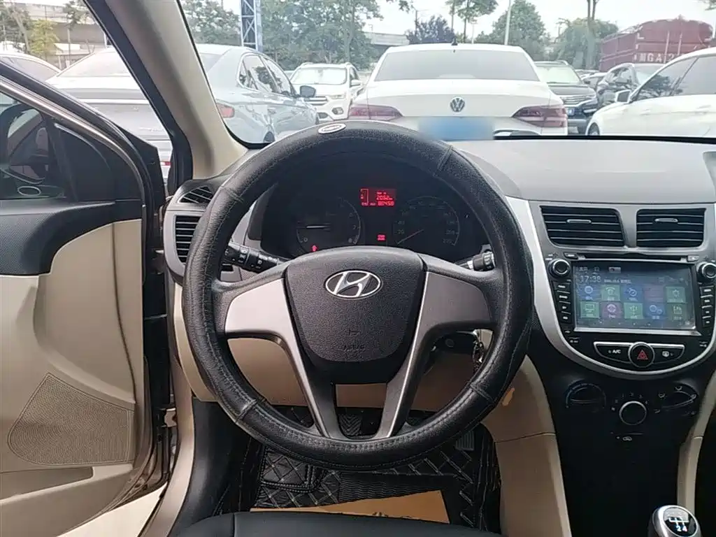 Hyundai Verna 2015 — фото 11