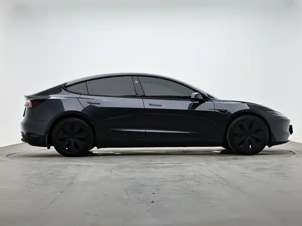 Tesla Model 3 2024