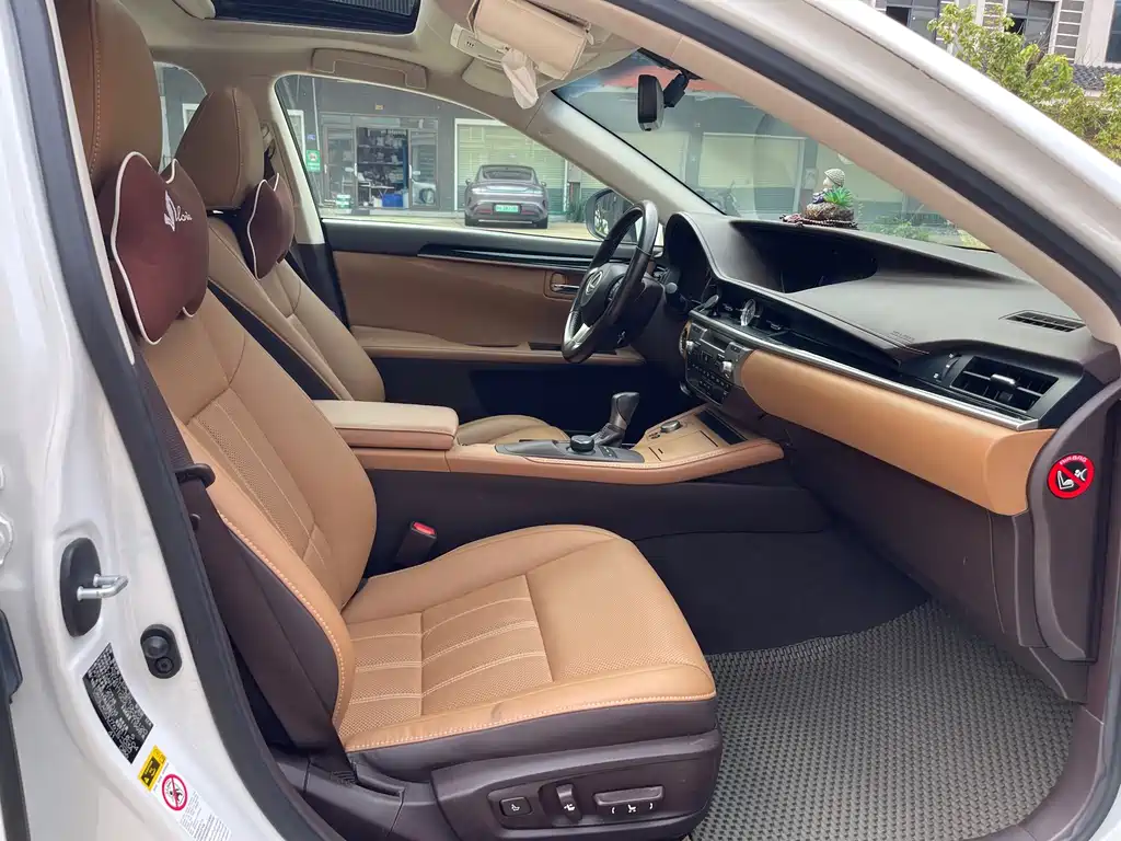 Lexus ES 2018 — фото 12