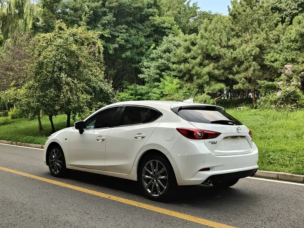 Mazda 3 Axela 2019 — фото 8