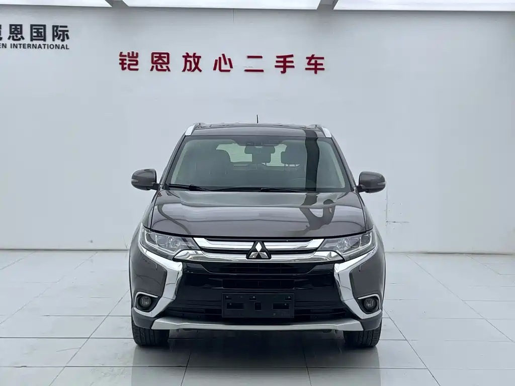 Mitsubishi Outlander 2017 — фото 2