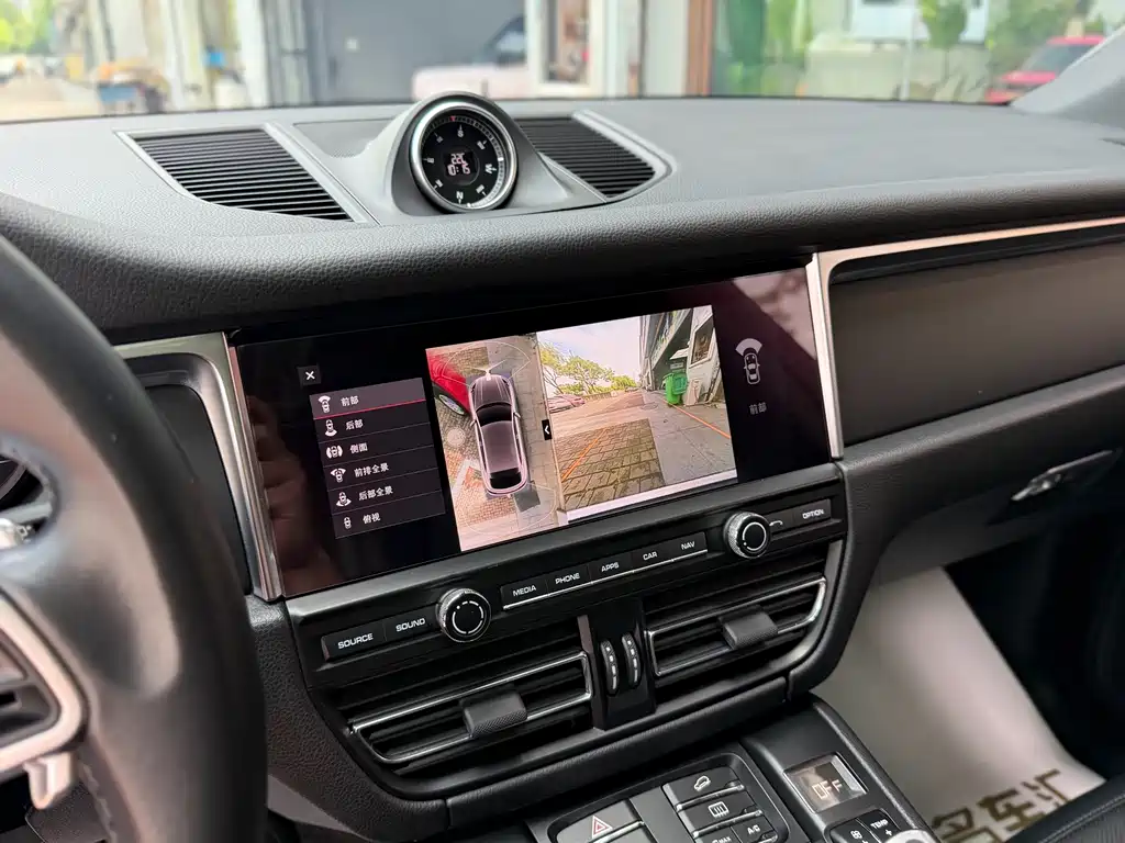 Porsche Macan 2018 — фото 15