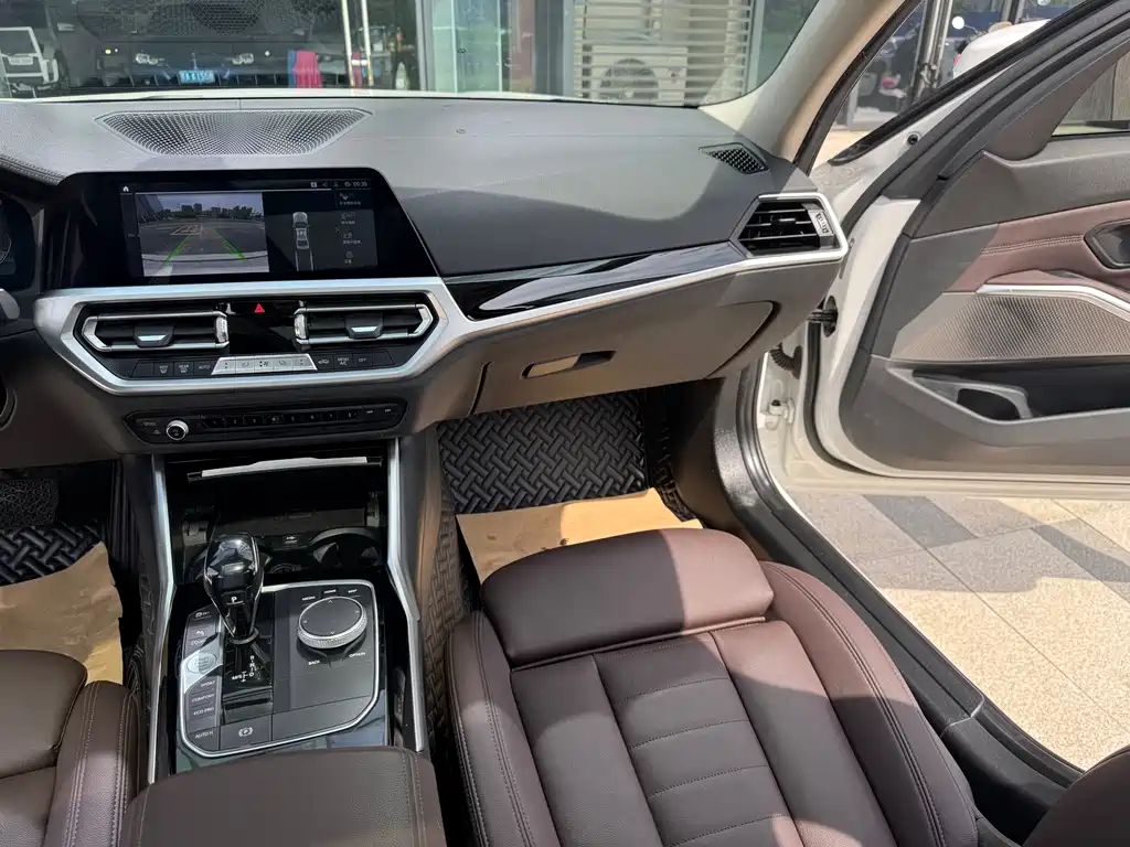 BMW 3 Series 2019 — фото 11