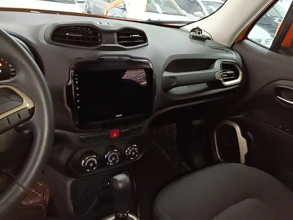 Jeep Renegade 2016 — фото 13