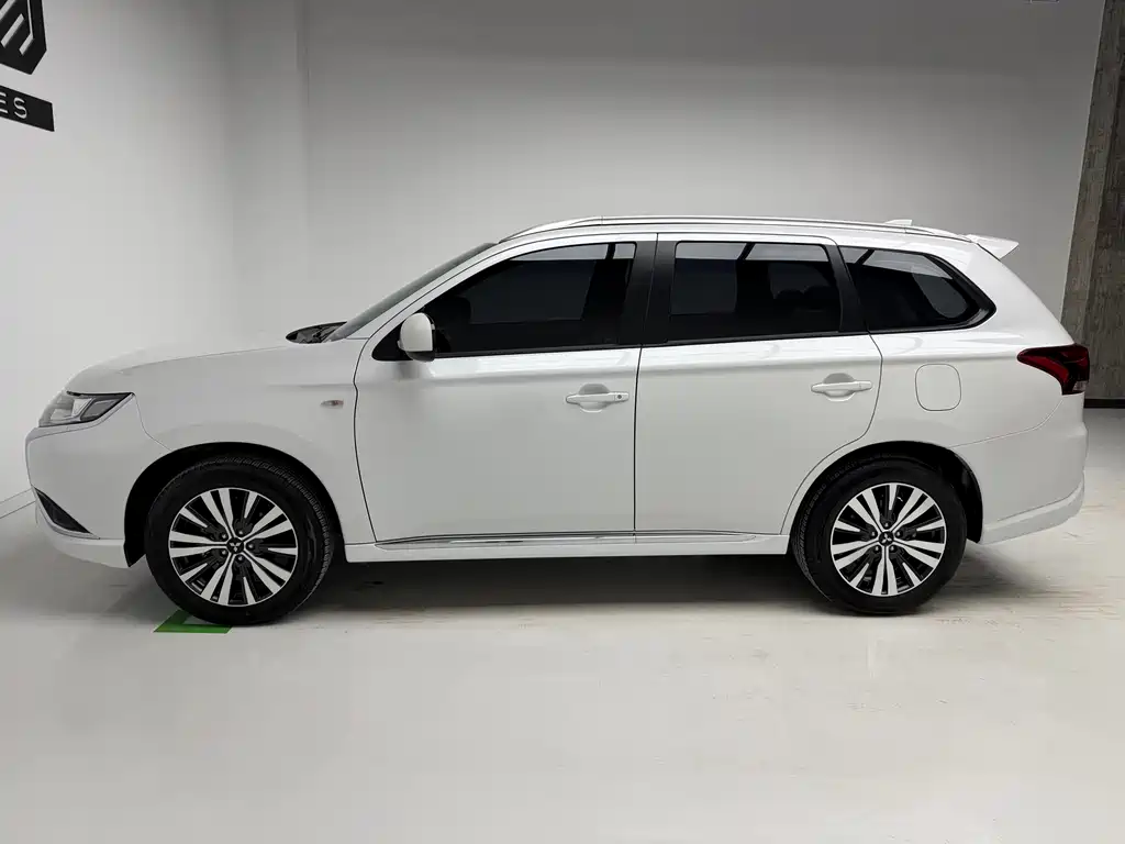 Mitsubishi Outlander 2021 — фото 9