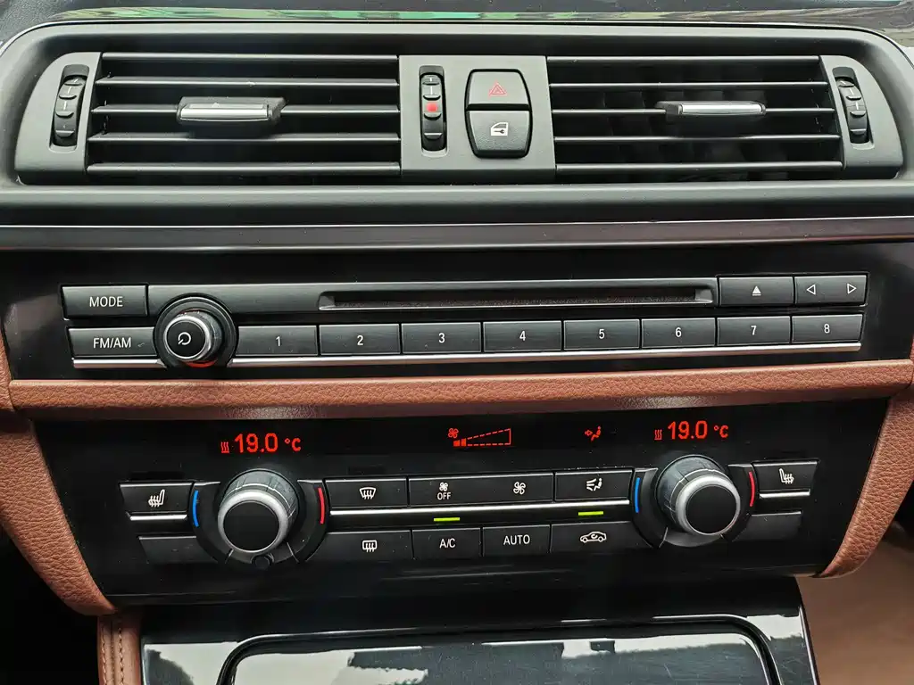 BMW 5 Series 2017 — фото 13