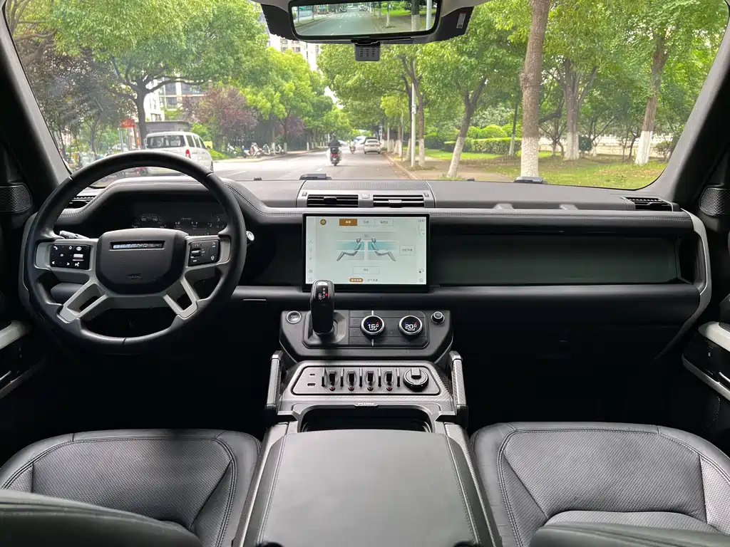Land Rover Defender 2024