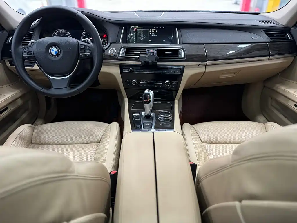 BMW 7 Series 2013 — фото 8