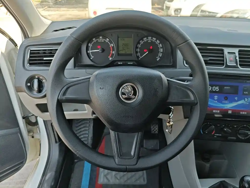 Skoda Rapid 2017 — фото 11