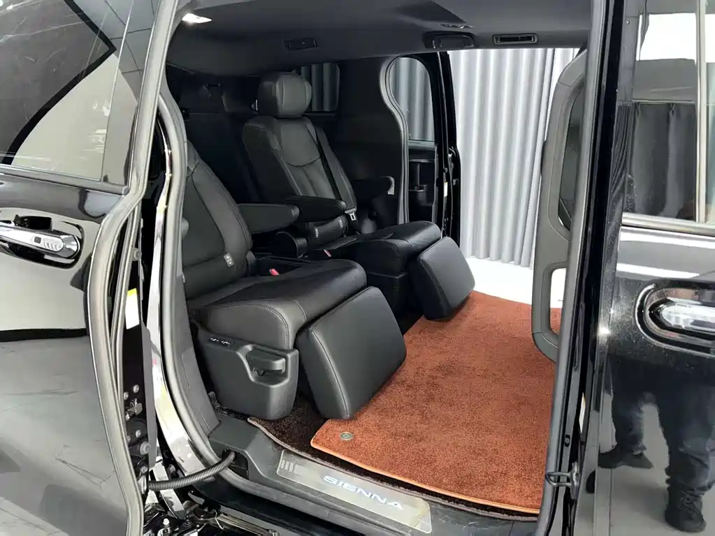 Toyota Sienna 2023 — фото 10