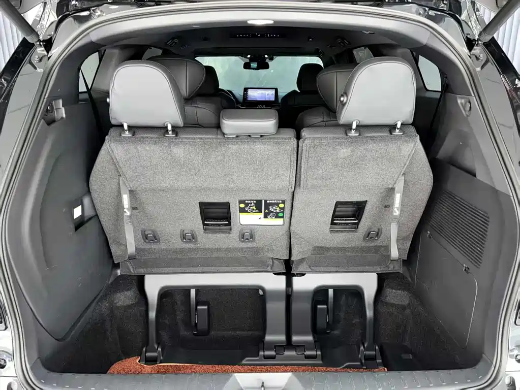 Toyota Sienna 2023 — фото 19