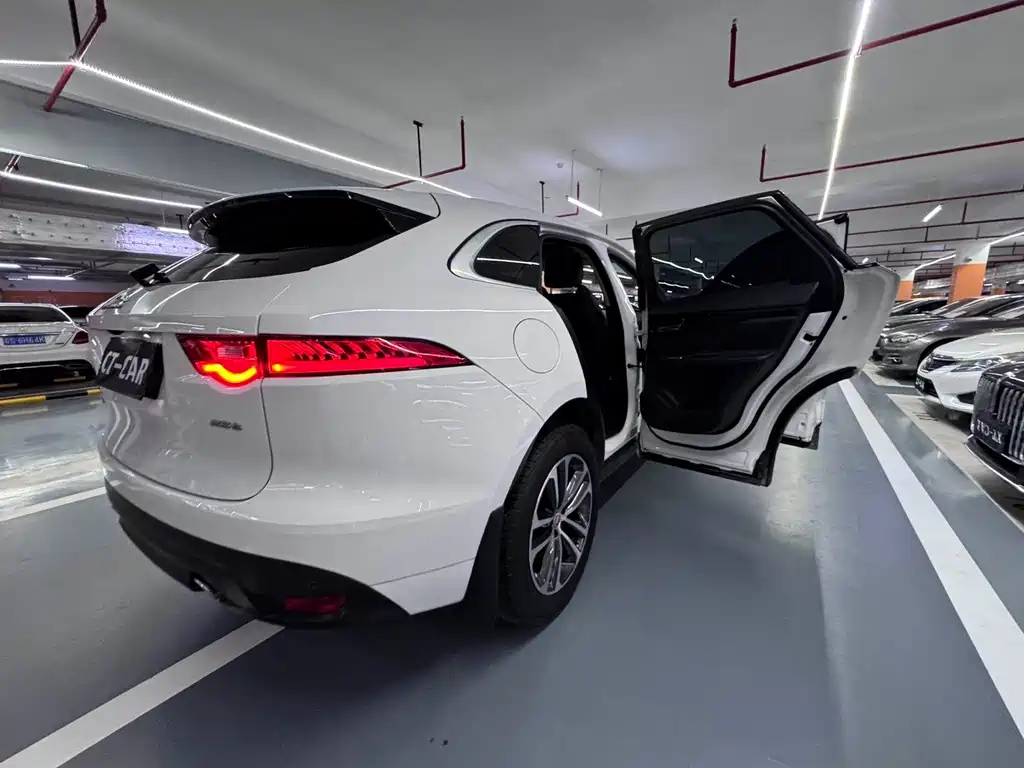 Jaguar F-PACE 2016 — фото 26