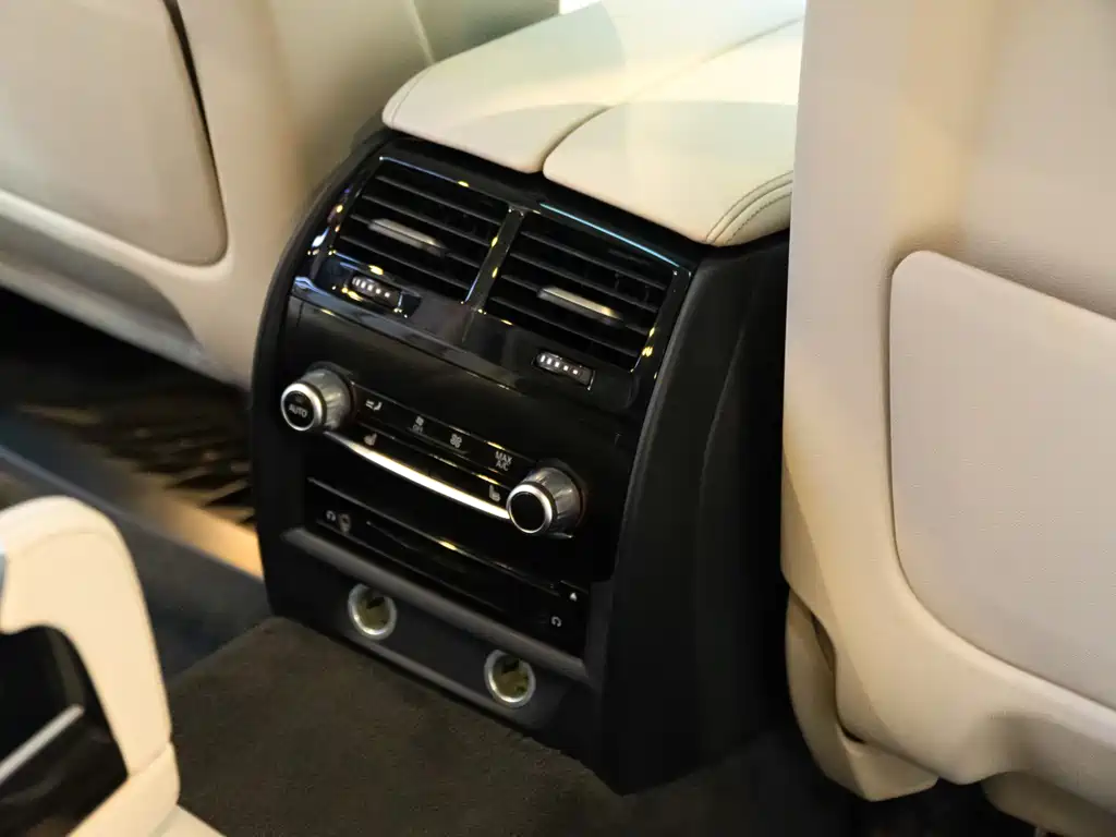 BMW 5 Series 2018 — фото 15