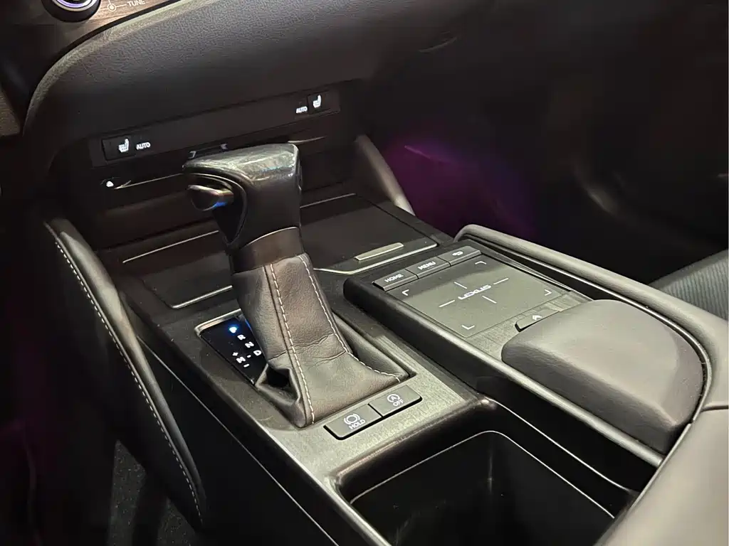 Lexus ES 2020 — фото 13