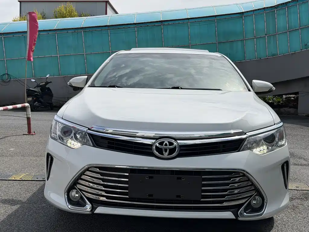 Toyota Camry 2017 — фото 2