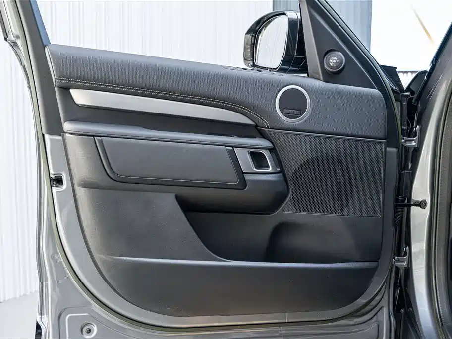 Land Rover Discovery 2023 — фото 8