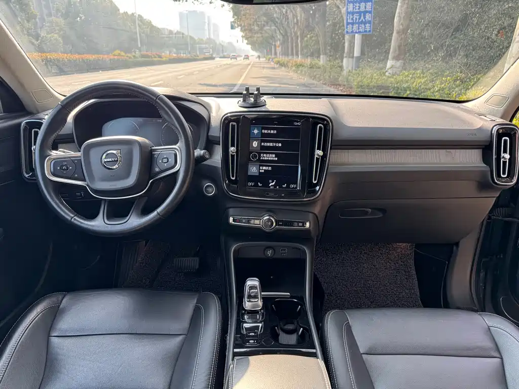 Volvo XC40 2021 — фото 12