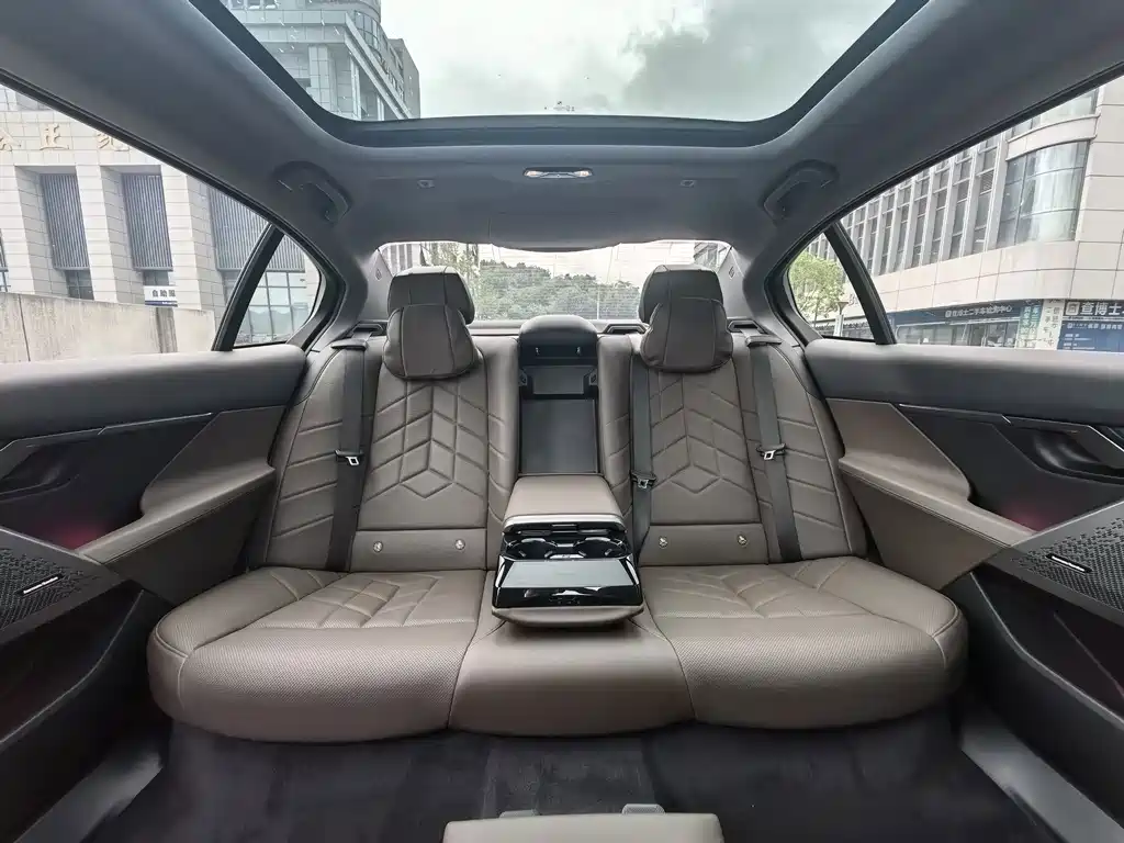 BMW 5 Series 2024 — фото 13
