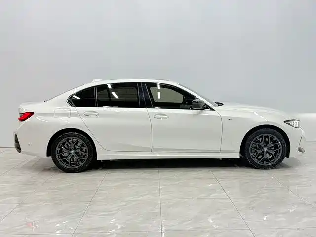 BMW 3 Series 2025 — фото 9