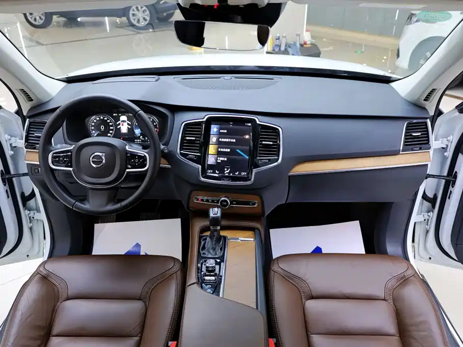 Volvo XC90 2018 — фото 19