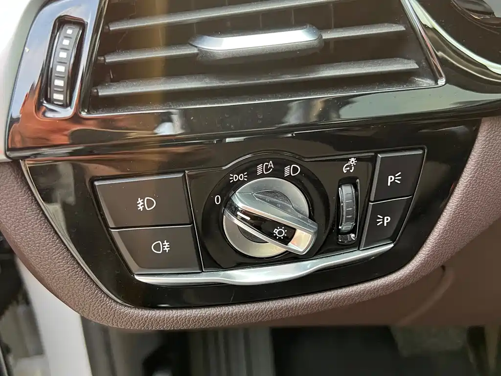 BMW 5 Series 2019 — фото 18