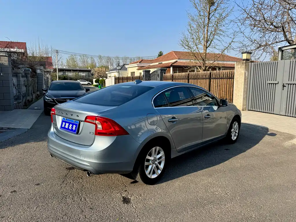 Volvo S60 2017 — фото 12