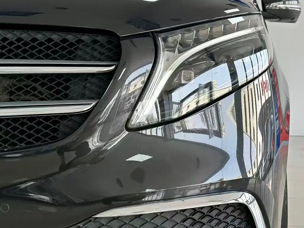 Mercedes-Benz V-Class 2023 — фото 20