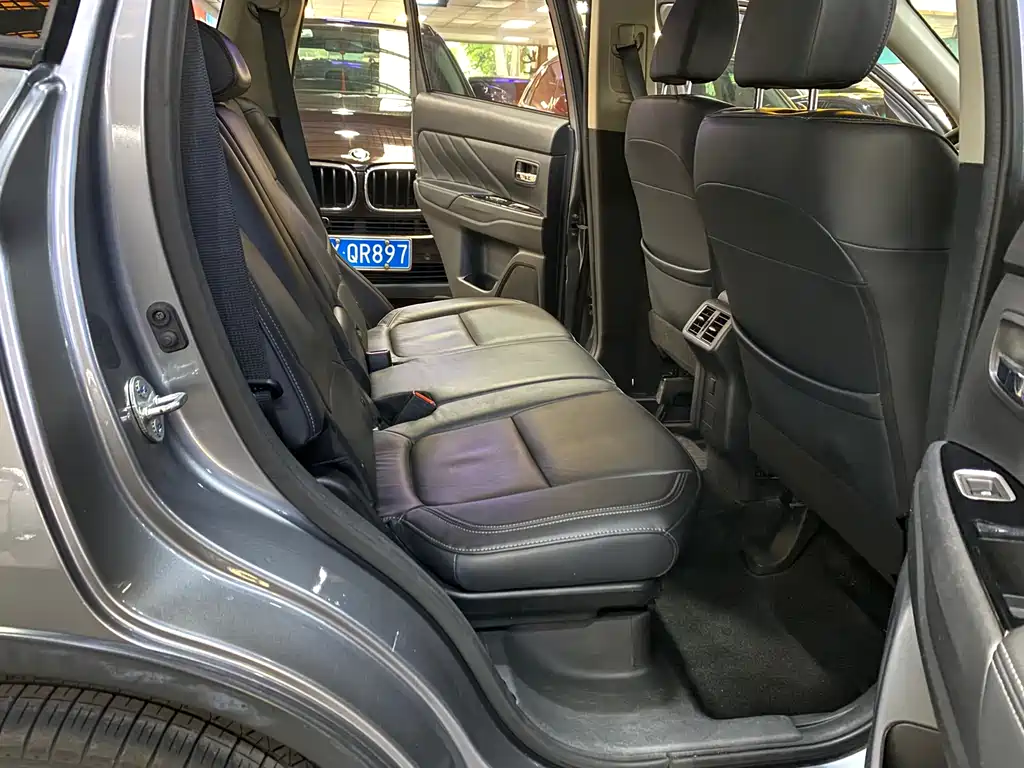 Mitsubishi Outlander 2020 — фото 13