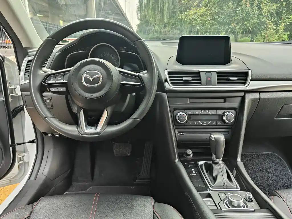 Mazda 3 Axela 2019 — фото 14