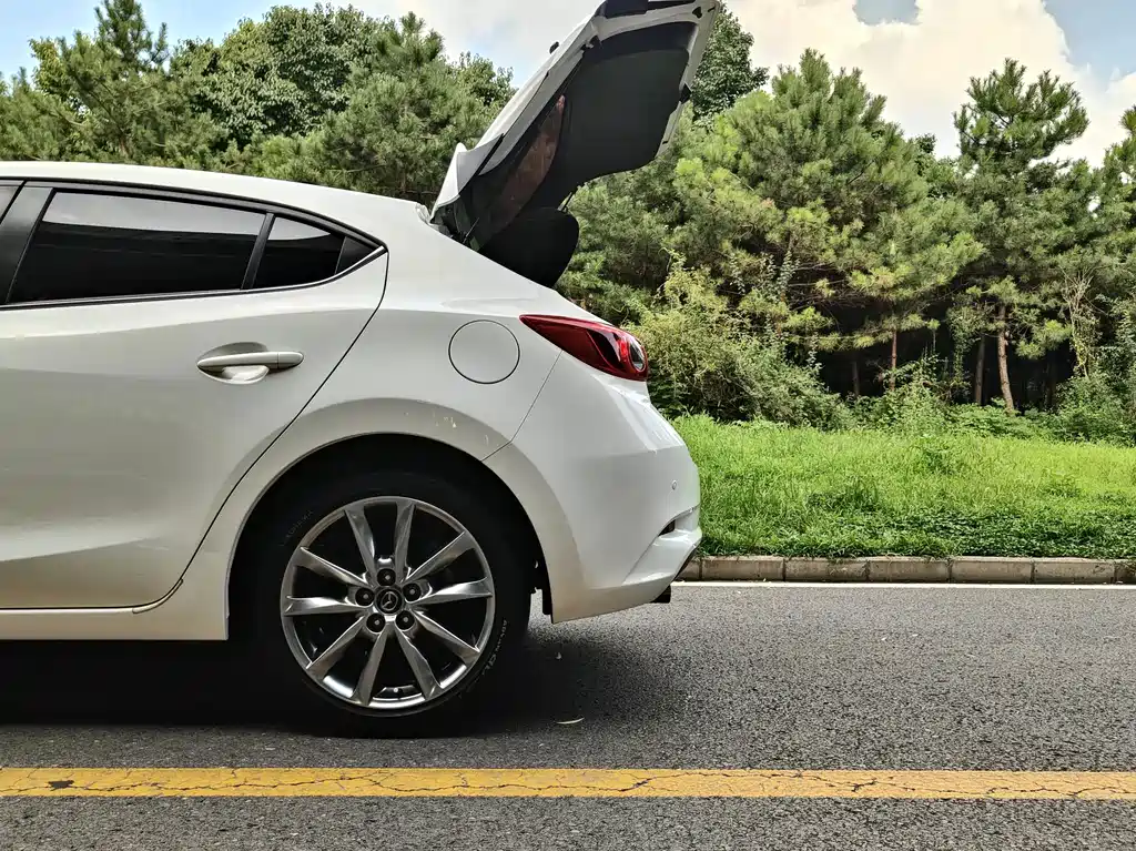 Mazda 3 Axela 2019 — фото 15