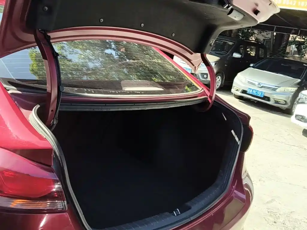 Hyundai Elantra 2018 — фото 19