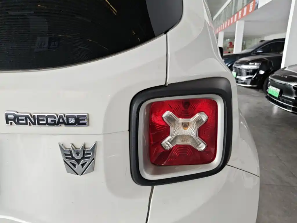 Jeep Renegade 2017 — фото 8