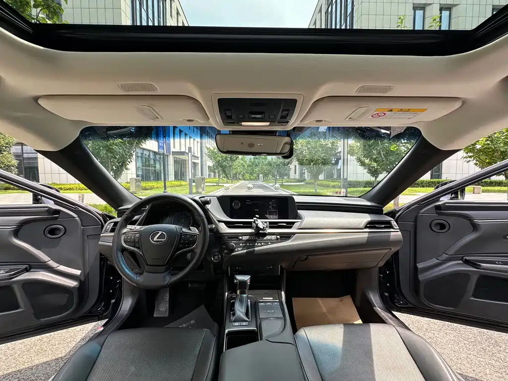 Lexus ES 2020 — фото 15