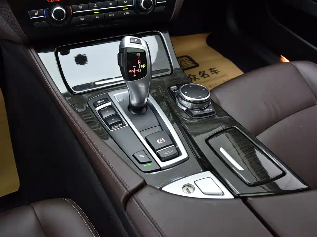 BMW 5 Series 2016 — фото 16
