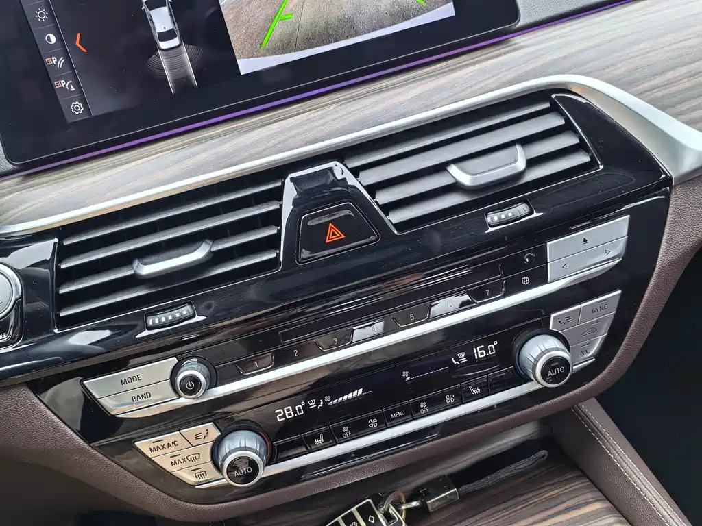 BMW 5 Series 2018 — фото 17